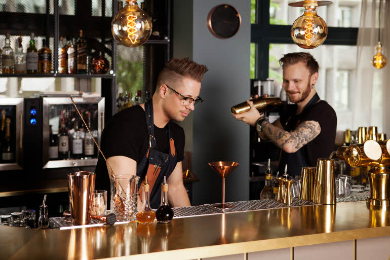 Bartendere mikser drinker i baren, Scandic St. Olavs plass