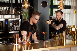 Bartendere mikser drinker i baren, Scandic St. Olavs plass