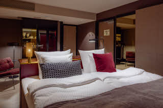 bed in spacious king sleep