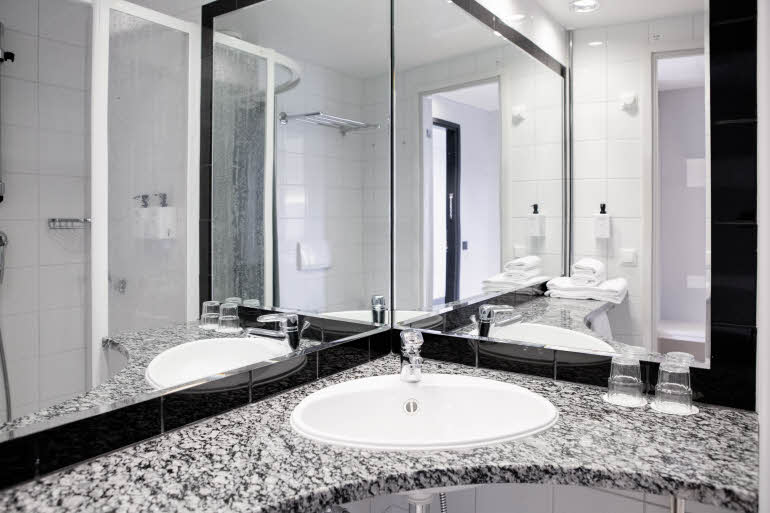 Scandic Helsinki Aviapolis Standard twin bathroom 