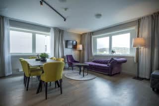 Master suite, spisebord og sofa