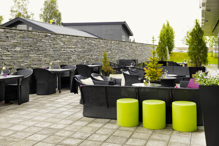 Terrasse med utemøbler, Scandic Oslo Airport