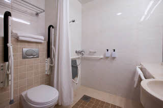 Scandic_Oulu_Accessibility_room_bathroom.jpg