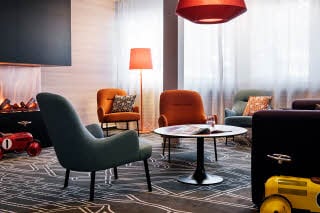 Sittegruppe i lobbyen på Scandic Østersund Syd