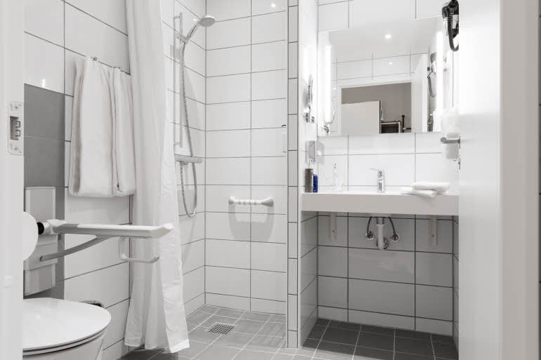 Bathroom in Accessibility room Scandic Aalborg Øst
