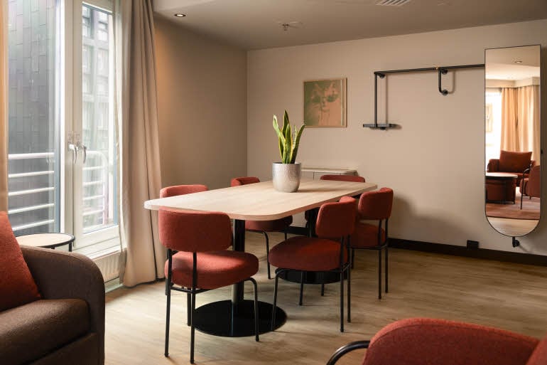 Møtebord i juniorsuite