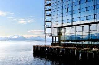 Hotellfasade og bryggekant, Scandic Seilet