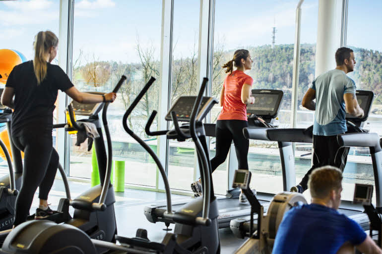 Folk trener i Aquarama Trening. Hotellets gjester har fri adgang.