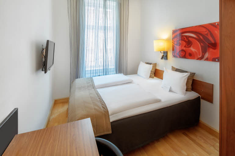 Overview Room Economy Queen Size Bed