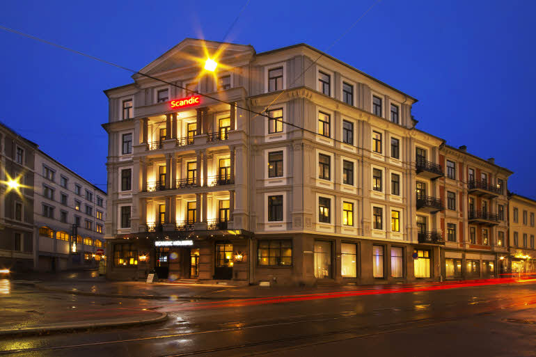 Hotellfasaden i kveldsbelysning, Scandic Holberg