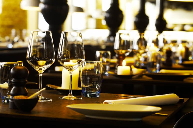 Restaurantbord dekket for to personer på L'øst, Scandic Aarhus City
