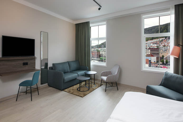 Junior Suite med sofahjørne hotell Scandic Torget Bergen