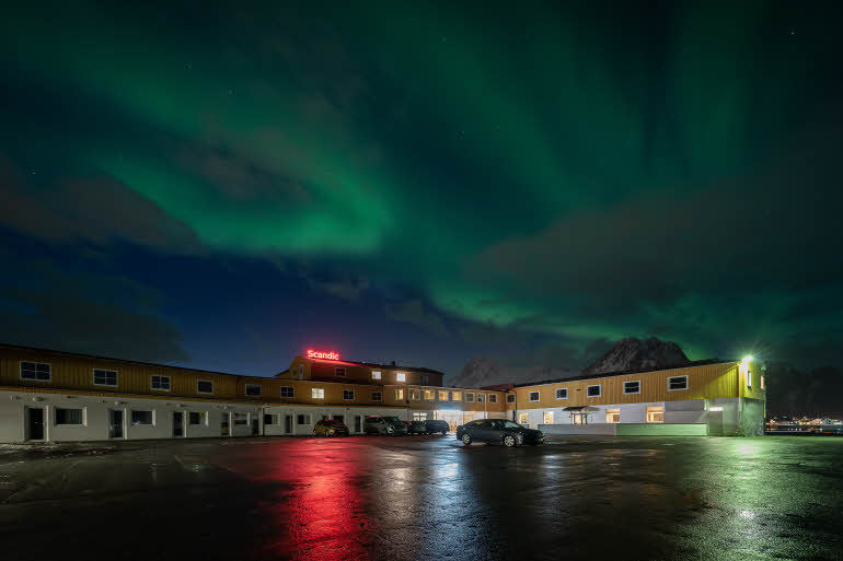 Nordlys over hotell Scandic Vestfjord Lofoten