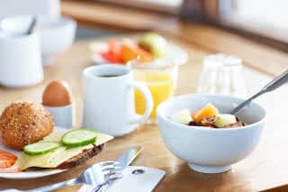 Fristende Scandic frokost med kaffe, egg og musli