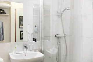 Standard bathroom at Scandic Sjöfartshotellet