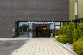 Hotellfasade med hovedinngang, Scandic Oslo Airport