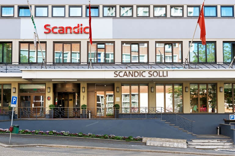 Hotellfasade med hovedinngang, Scandic Solli