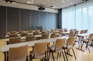 Møterom med klasseromoppsett