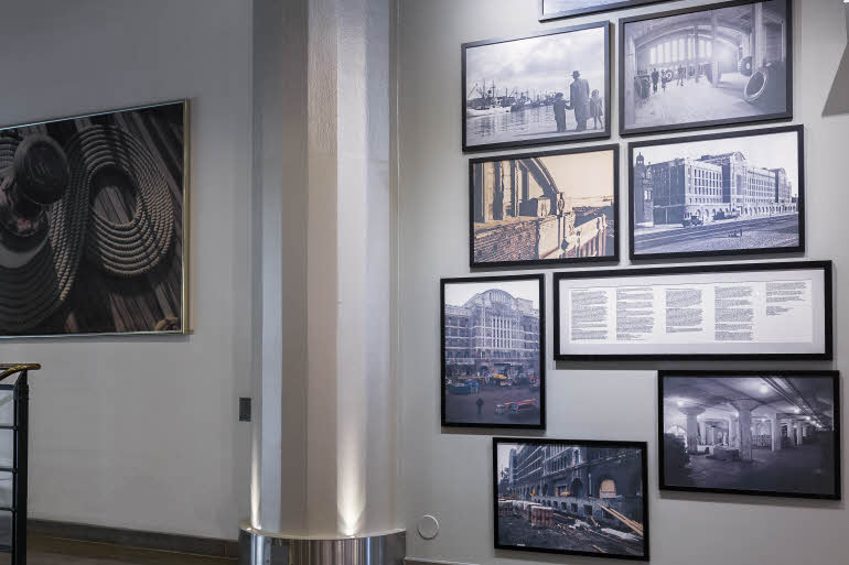 Vegg med bilder i lobby Scandic Grand Marina