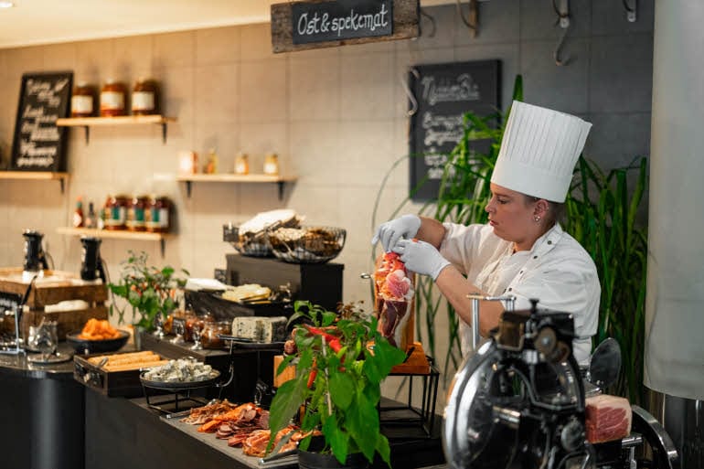 Frokostkokk ved stasjon hos Scandic Nidelven