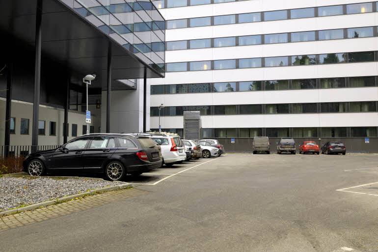 Parkerte biler utenfor Scandic Alvik