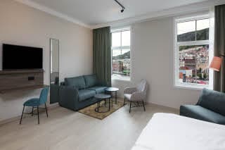Junior Suite med sofahjørne hotell Scandic Torget Bergen