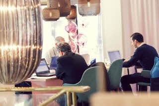 Personer jobber i lounge
