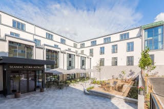 Outdoor garden by hotel entrance Scandic Stora Hotellet Nykoping