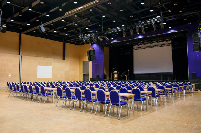 Konferansesal med lilla stoler