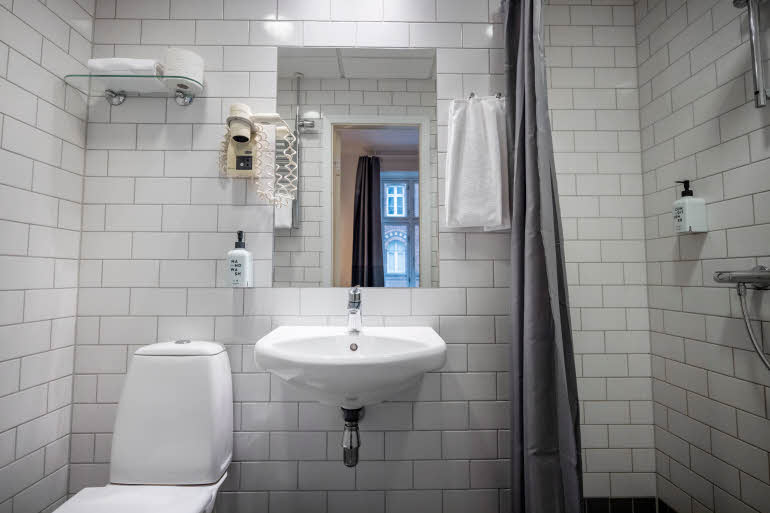 standard bathroom at scandic webers in copenhagen