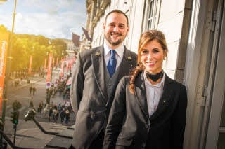 To conciergs på hotellbalkong