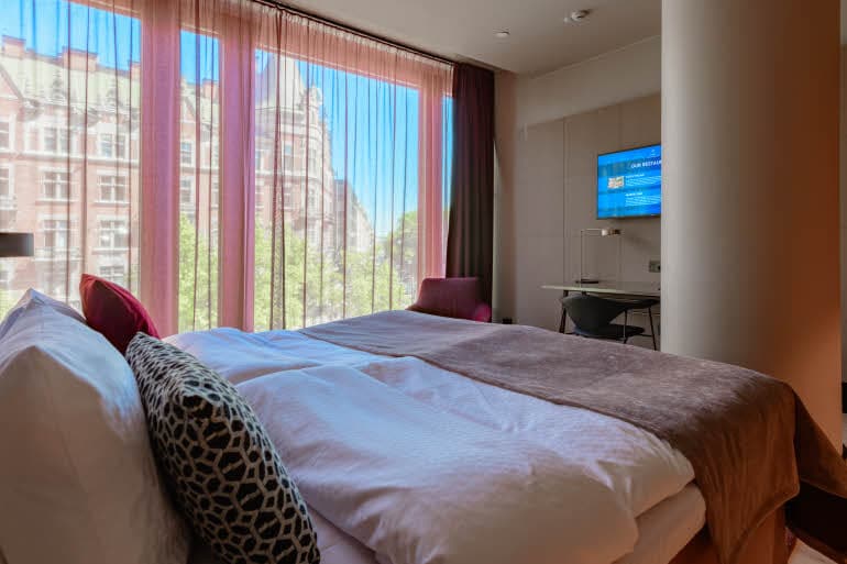 bed in room spacious king