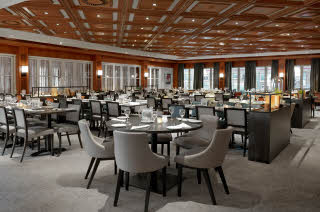 Bord og stoler i restaurant