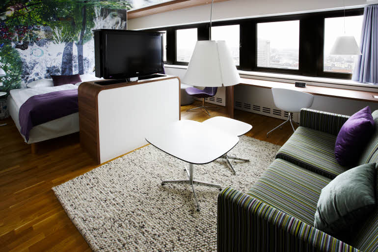 Dobbeltseng og stue i Junior Suite, Scandic Copenhagen
