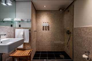suite bathroom at scandic front