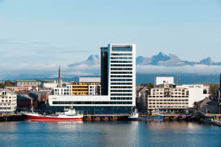 Hotellfasaden sett fra sjøen, Scandic Havet