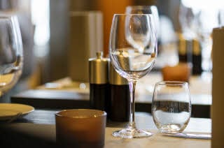 Detaljbilde med glass fra restaurantbord