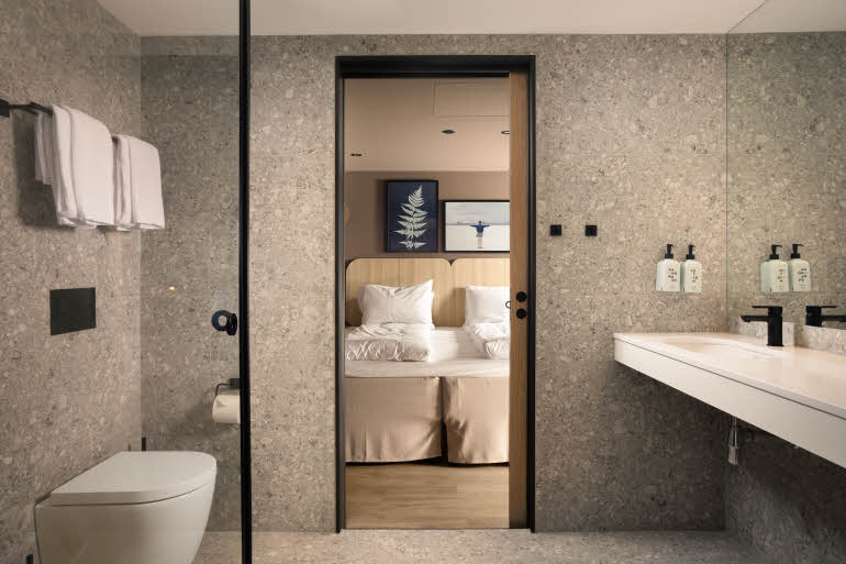 Gjennomgående bad i juniorsuite