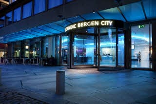 Hotellfasade med hovedinngang i kveldslys, Scandic Bergen City