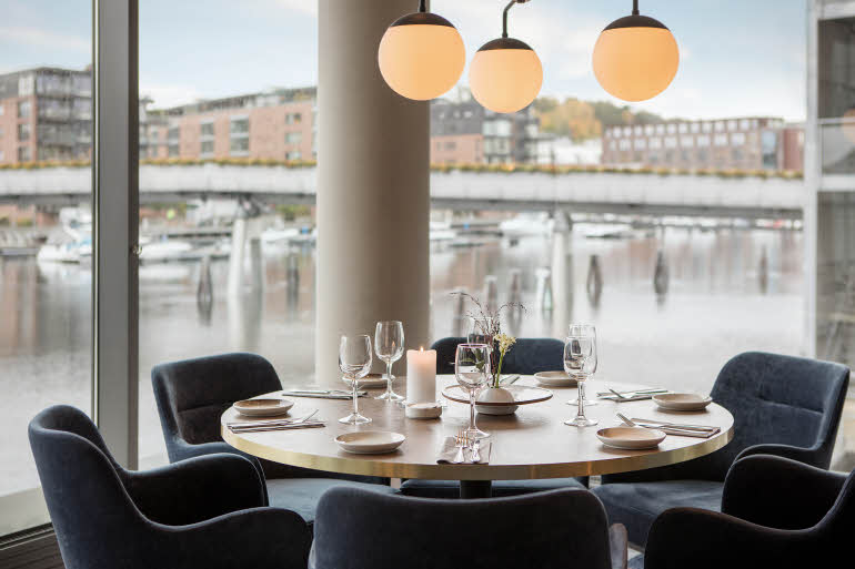 bord med utsikt på scandic nidelven i trondheim