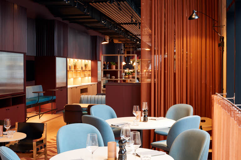 Restaurant round tables Scandic München Macherei