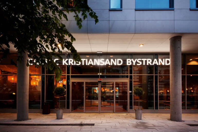 Hotellfasade med hovedinngang, Scandic Kristiansand Bystranda