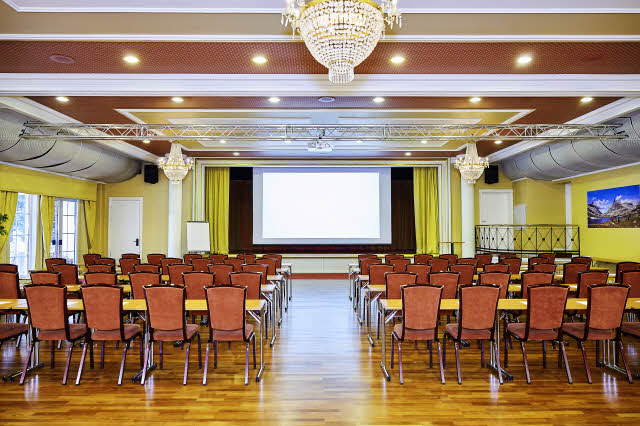 Konferansesal med lysekrone