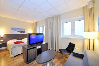 Dobbeltseng og TV-stue i Familierom, Scandic Grand Tromsø