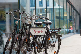 Bikes standing outside of the hotel