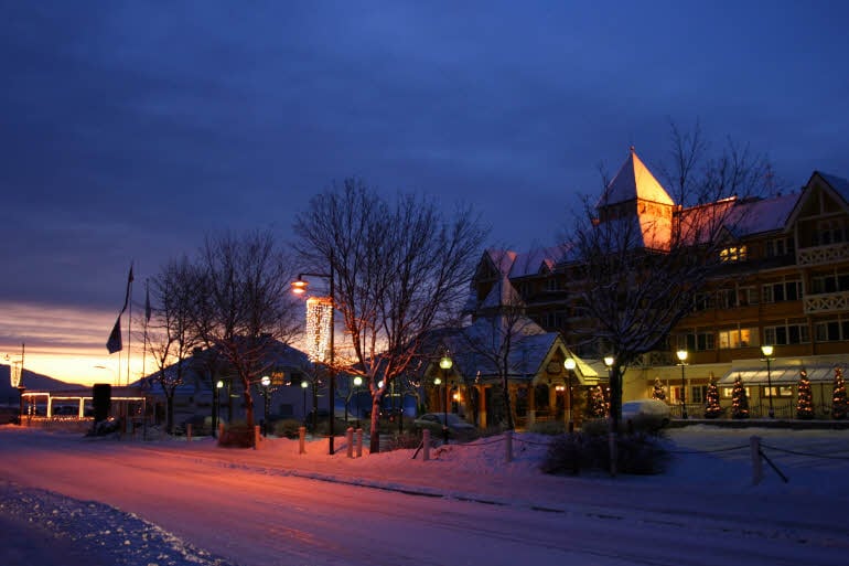 Fasade på kvelden hotell Scandic Valdres Fagernes