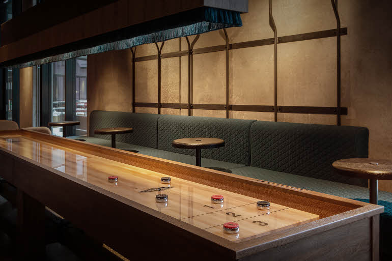 Shuffleboard i Haik Bar