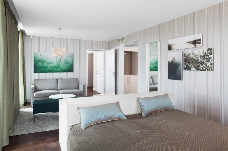 Dobbeltseng og interiør i Junior Suite, Scandic Oslo Airport 