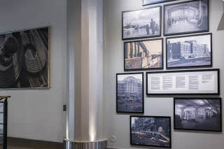 Vegg med bilder i lobby Scandic Grand Marina