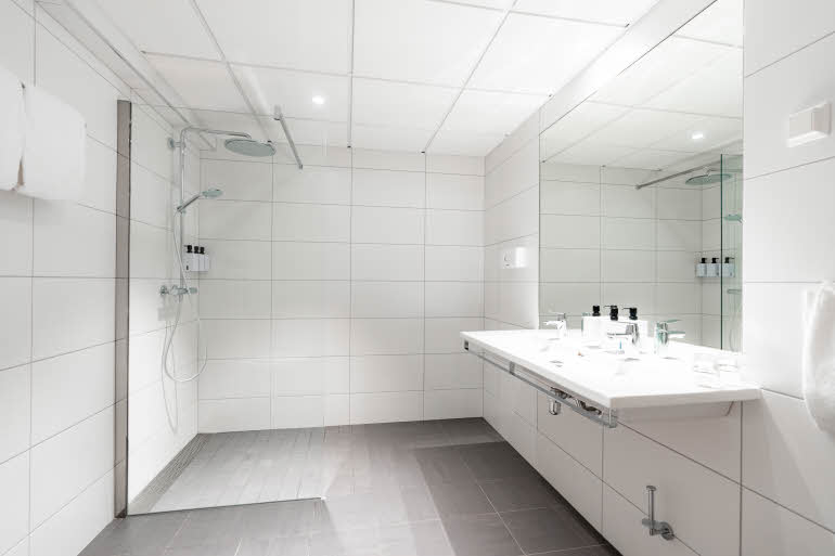 junior suite bathroom at scandic alexandra molde